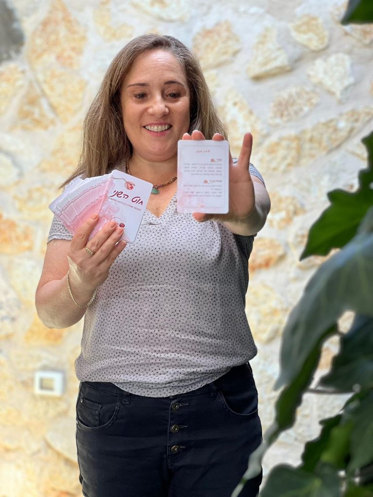 שני מחזיקה את הכקלפים שלה