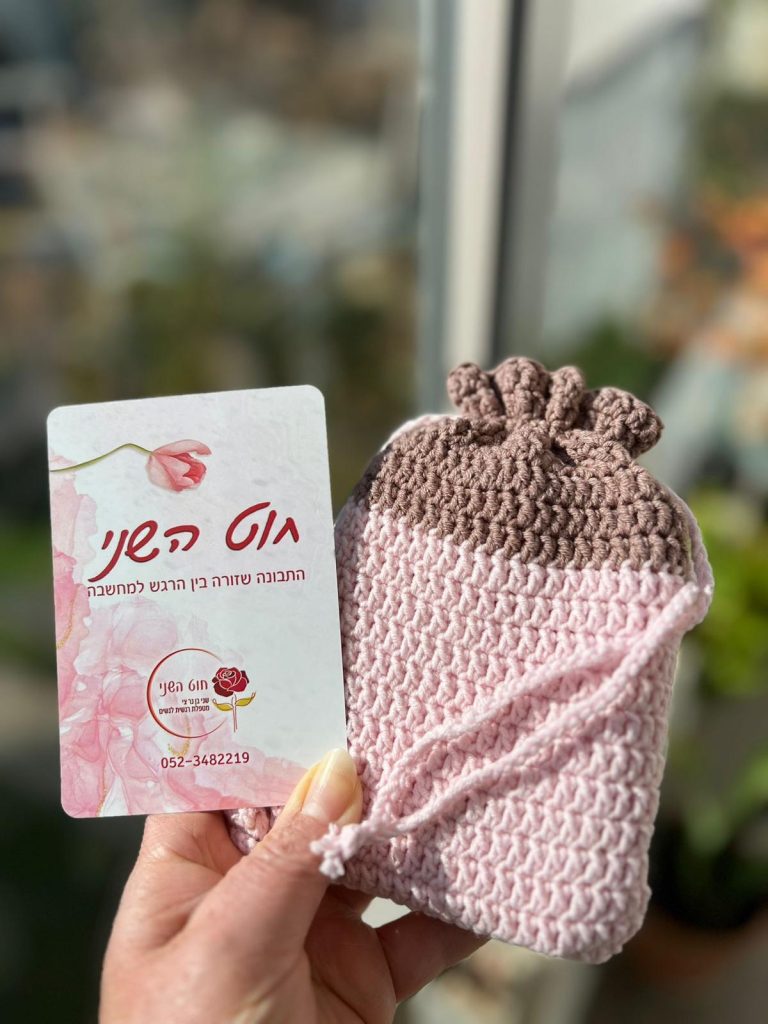 קלף חוט השנים עם האריזות הסרוגות