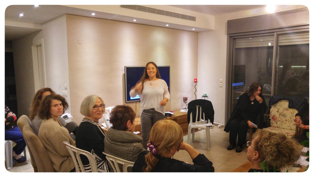 סדנת יום הולדת רואים את שני מדברת מול נשים